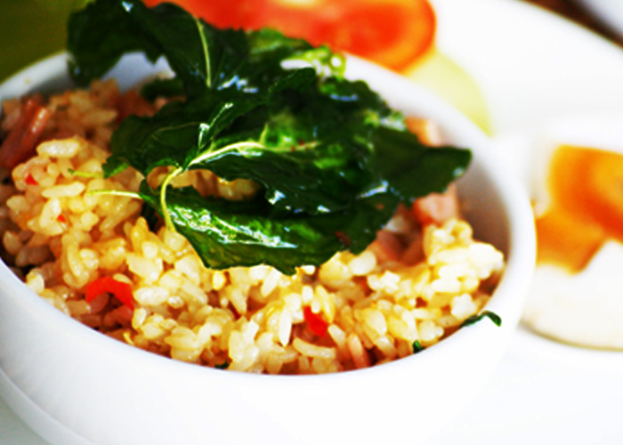 Fried_rice_with_ham_or_bacon_and_crispy_basil.jpg