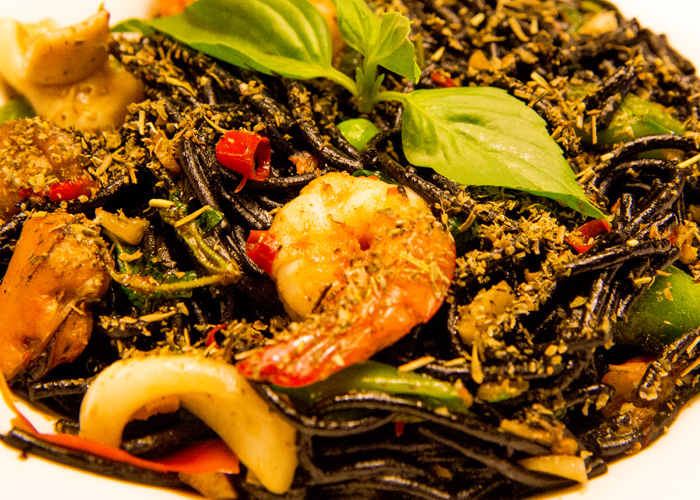 Black_spaghetti_seafood.jpg